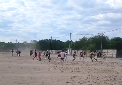 Video: un partido de la C-20 del fútbol amateur terminó en una pelea campal
