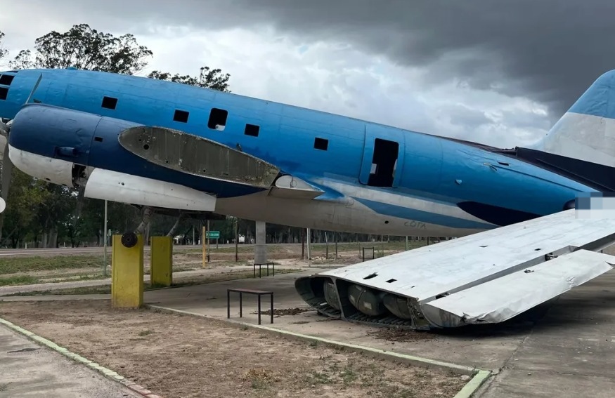 Denuncian que el histórico avión de Loreto fue vandalizado y dañado por los fuertes vientos