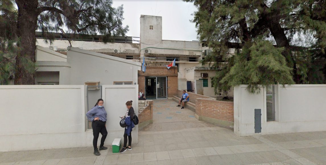 Un hombre detenido se cortó el abdomen con unas hoja de afeitar para reclamar su libertad