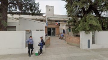 Un hombre detenido se cortó el abdomen con unas hoja de afeitar para reclamar su libertad