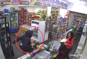 VIDEO. violento asalto a punta de pistola en La Banda: el sujeto escapó con la caja registradora de un kiosco