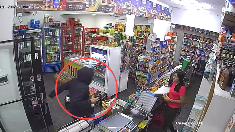 VIDEO. violento asalto a punta de pistola en La Banda: el sujeto escapó con la caja registradora de un kiosco