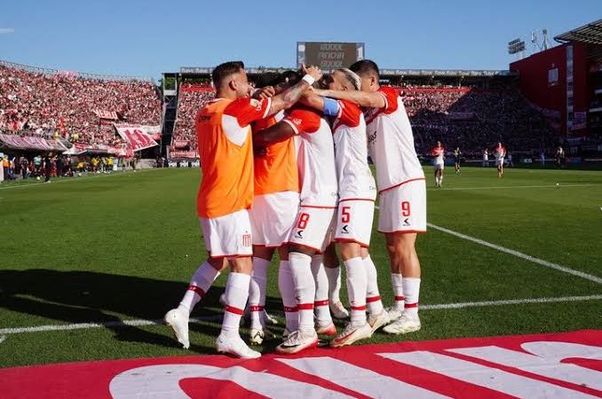 Estudiantes recibe a Argentinos en un duelo clave por la clasificación