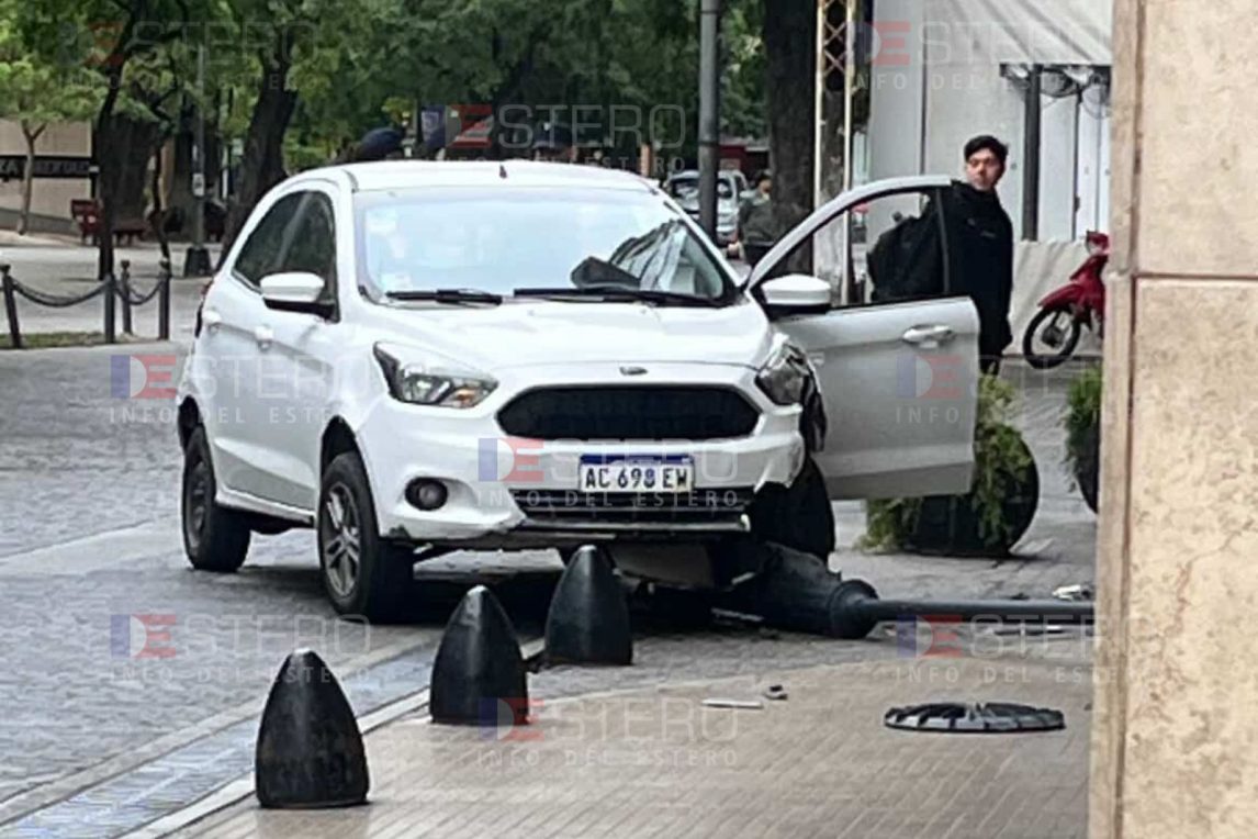 Domingo accidentado: quiso girar y se llevó puesto un bolardo y un farol