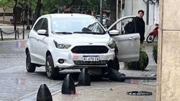 Domingo accidentado: quiso girar y se llevó puesto un bolardo y un farol