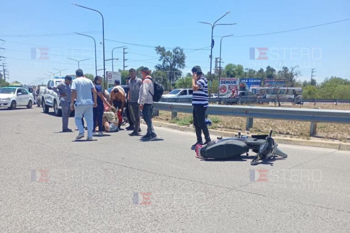 Una motociclista terminó sobre el asfalto en plena Av. Lugones