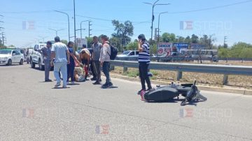 Una motociclista terminó sobre el asfalto en plena Av. Lugones