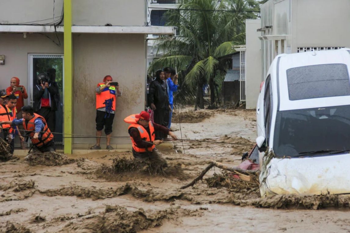 Indonesia y Tailandia: alcanzan las 818 muertes por inundaciones