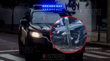 Perdió el control de su auto y se “estampó” contra una columna de alumbrado público