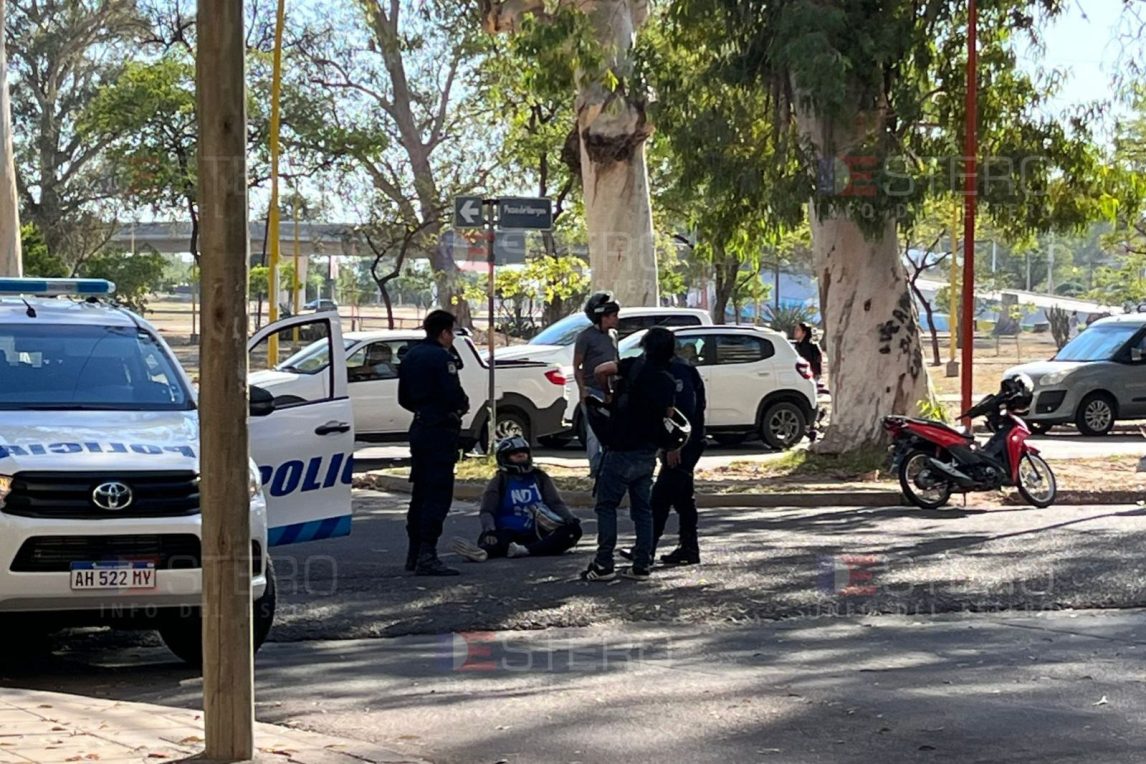 Aparatoso roce vehicular en pleno centro dejó a un motociclista en estado de shock