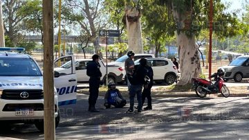 Aparatoso roce vehicular en pleno centro dejó a un motociclista en estado de shock