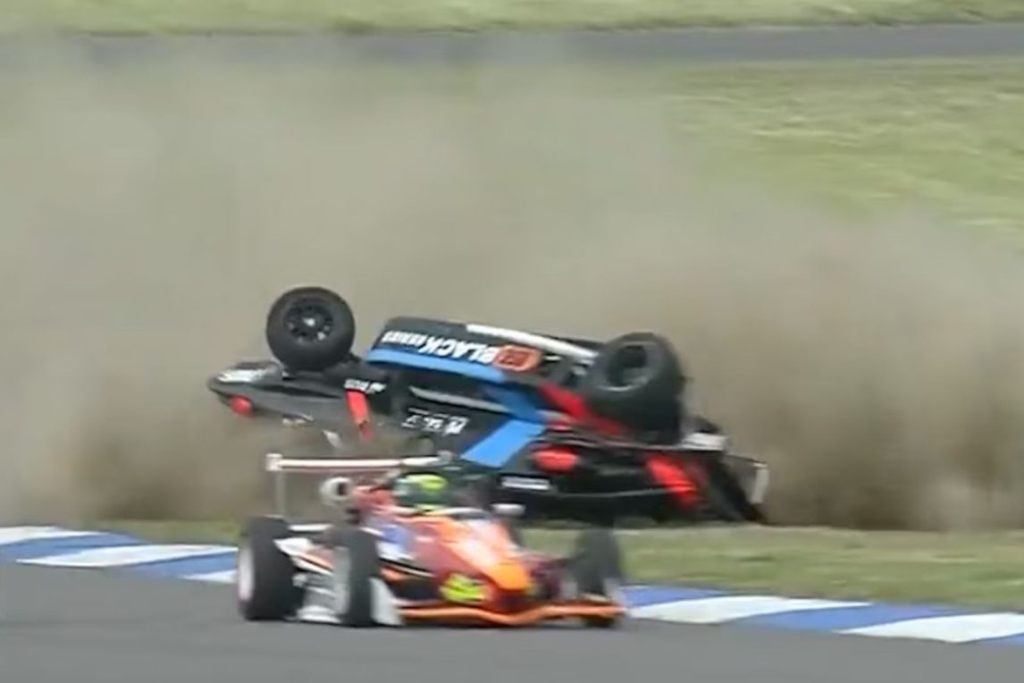 Escalofriante accidente en la Fórmula 3 de Argentina: auto salió despedido por el aire y suspendieron la carrera