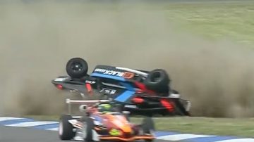 Escalofriante accidente en la Fórmula 3 de Argentina: auto salió despedido por el aire y suspendieron la carrera