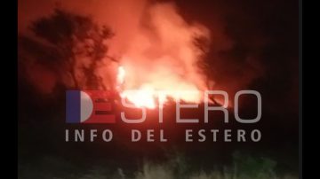 Alerta en el Barrio Mama Antula II: incendio de pastizales amenaza viviendas