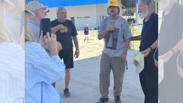 El Padre Pedro Opeka visitó el Hogar Madre del Puente