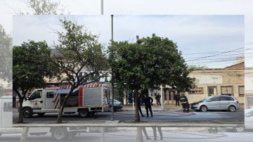 Rápida intervención evita desastre: controlan incendio de automóvil en Av. Besares