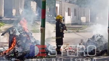 Vecinos denuncian la quema de un contenedor de basura frente a la comisaría