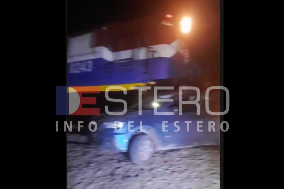 Grave Accidente en La Banda: tren embistió a un automóvil en el cruce de la Ruta 51