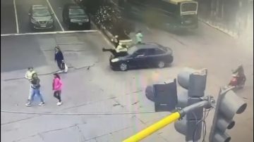 Terrible siniestro en Lanús: Un conductor atropelló a tres mujeres por una mala maniobra