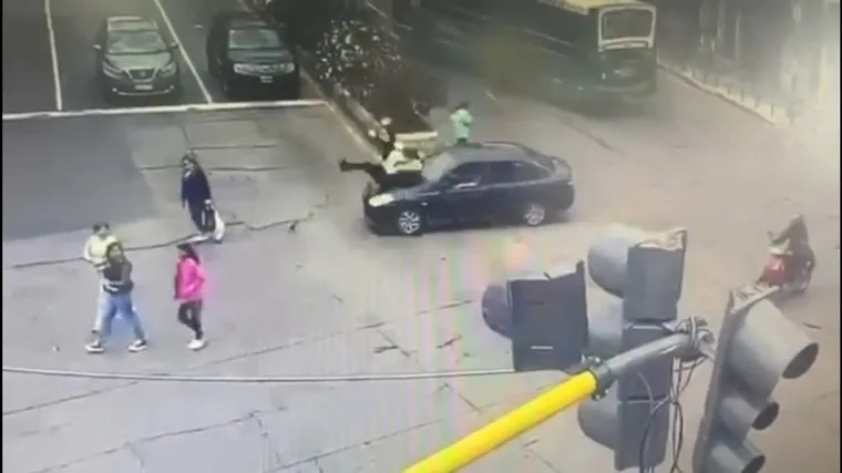 Terrible siniestro en Lanús: Un conductor atropelló a tres mujeres por una mala maniobra