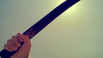 Echó a machetazos al ladrón que trató de ingresar a su propiedad en el barrio La Católica