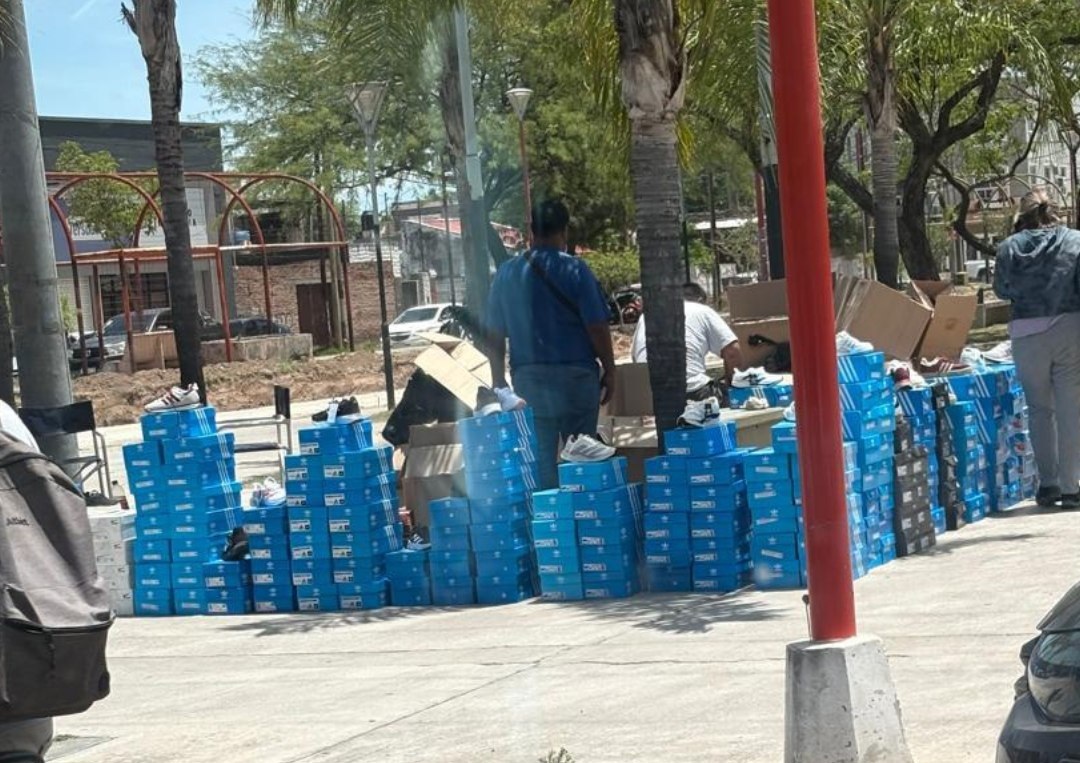 Tras la denuncia de comerciantes, desalojaron a manteros de la plaza Absalón Rojas