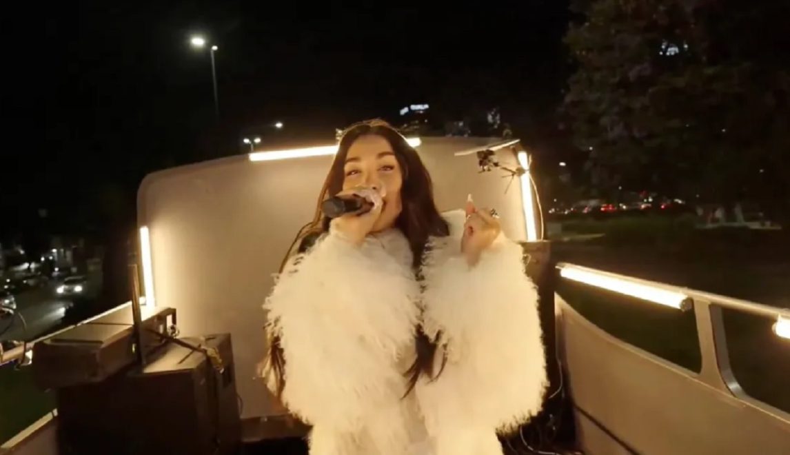 María Becerra presentó Quimera a bordo de un colectivo por las calles de Buenos Aires