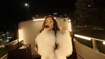 María Becerra presentó Quimera a bordo de un colectivo por las calles de Buenos Aires