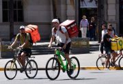 Demoledor informe: un repartidor necesita 461 pedidos para sostener un hogar tipo