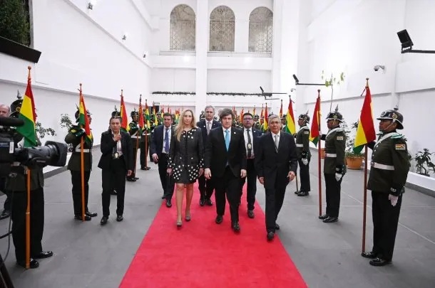 El incómodo momento de Milei a la hora de saludar a Gabriel Boric en Bolivia