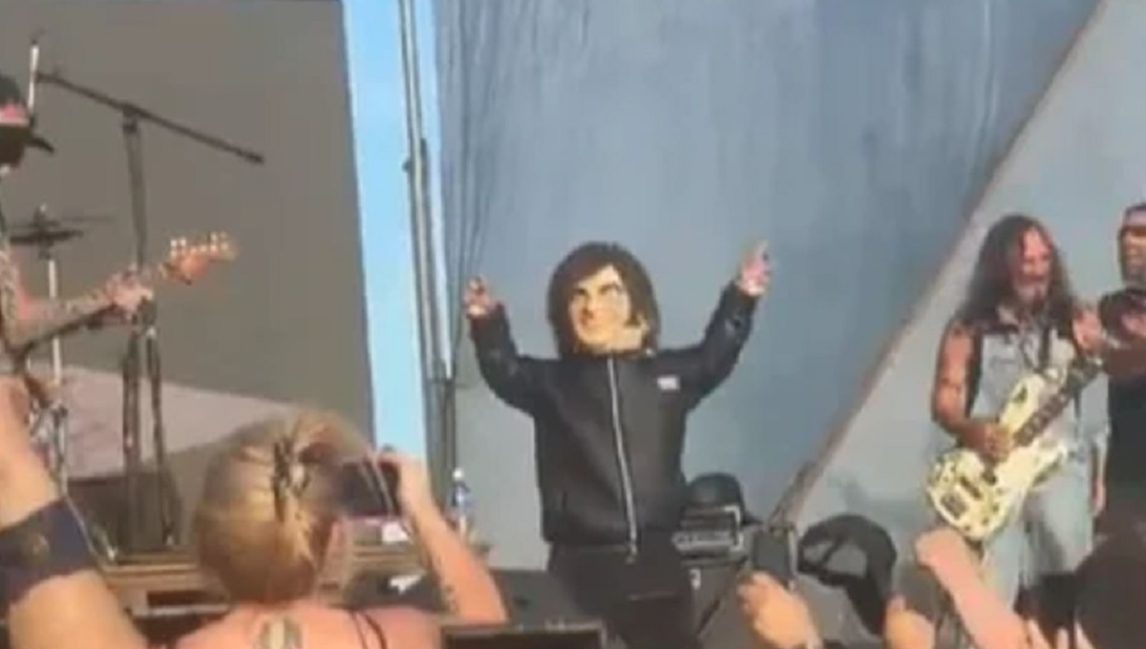 La Renga se burló del presidente con un “mini” Milei en sus shows