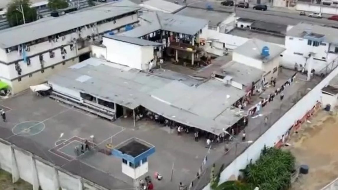 Motín en una cárcel de Ecuador deja al menos 27 presos muertos por asfixia