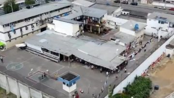 Motín en una cárcel de Ecuador deja al menos 27 presos muertos por asfixia