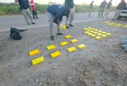 Pellegrini: En amplio despliegue secuestran 45 ladrillos de cocaína y detienen a 12 personas, entre ellos un gendarme