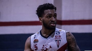 Dennis Mckinney refuerza el perímetro de Olímpico