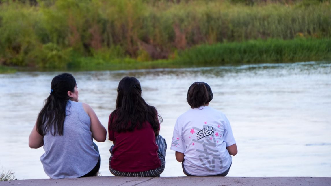 POSTALES. Los santiagueños colmaron la costanera y las playas del Río Dulce durante el feriado