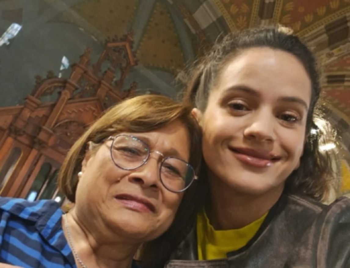 Rosalía “modo católica”: visitó la basílica María Auxiliadora donde se bautizó el papa Francisco