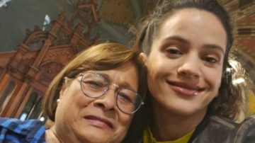 Rosalía “modo católica”: visitó la basílica María Auxiliadora donde se bautizó el papa Francisco