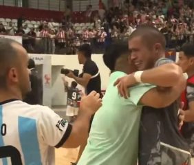 Luego de un tenso encuentro, la selección argentina de talla baja no pudo contra Paraguay