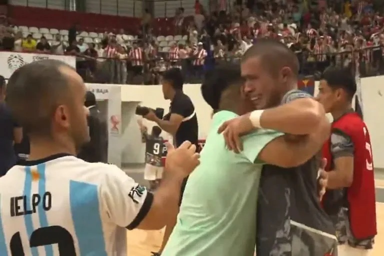 Luego de un tenso encuentro, la selección argentina de talla baja no pudo contra Paraguay