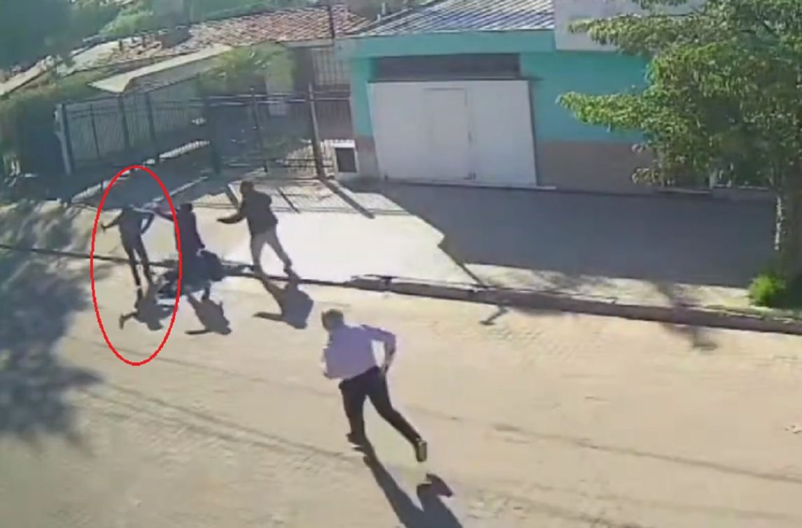 Motochorros amenazaron con un machete y le robaron a un menor que esperaba el colectivo con su abuela