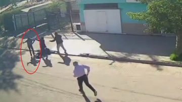 Motochorros amenazaron con un machete y le robaron a un menor que esperaba el colectivo con su abuela