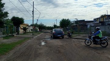Sufrió una fractura de clavícula tras impactar con un poste derribado por el viento