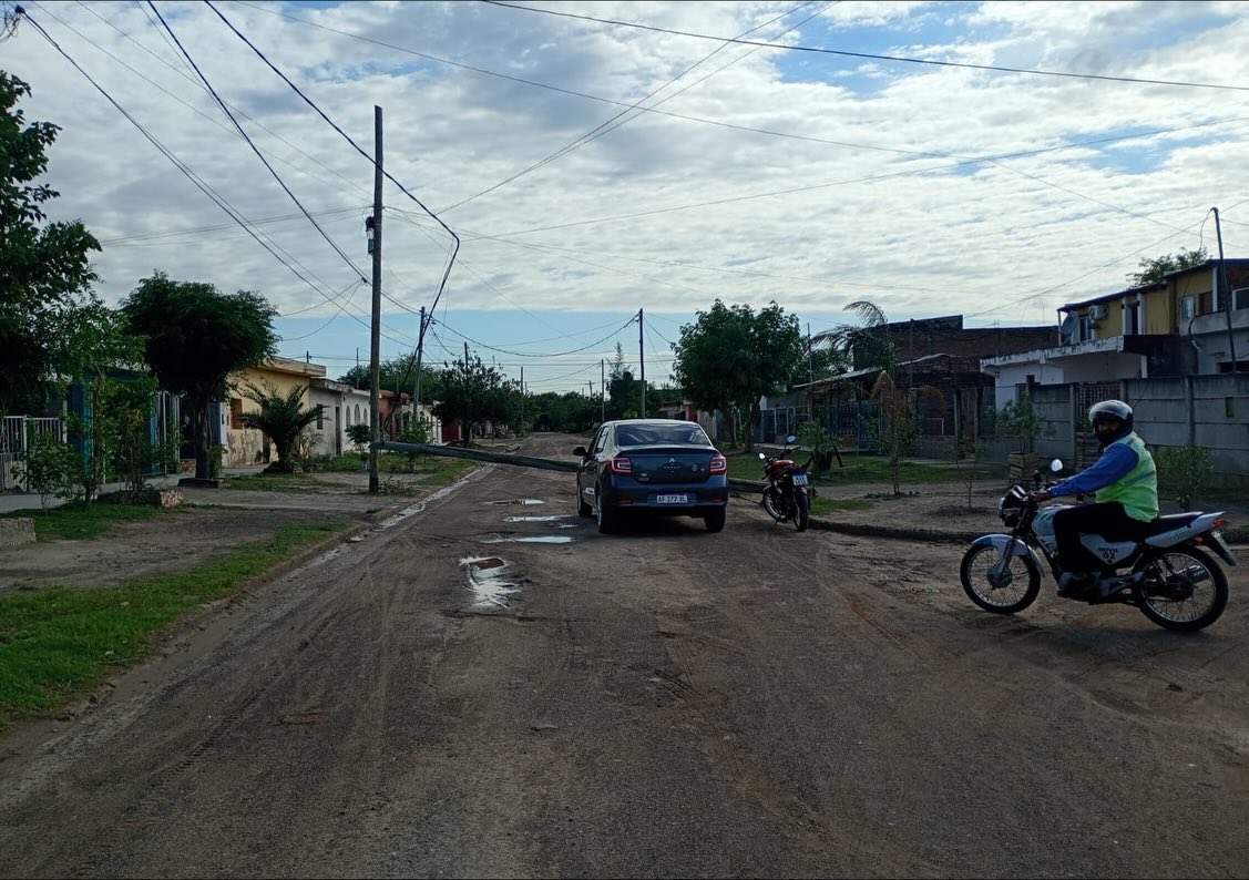 Sufrió una fractura de clavícula tras impactar con un poste derribado por el viento