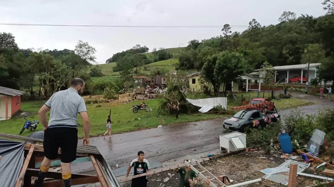 Dos tornados dejaron severos destrozos en Misiones y Brasil