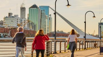 El ingreso de turistas extranjeros sufrió la peor caída anual en seis meses