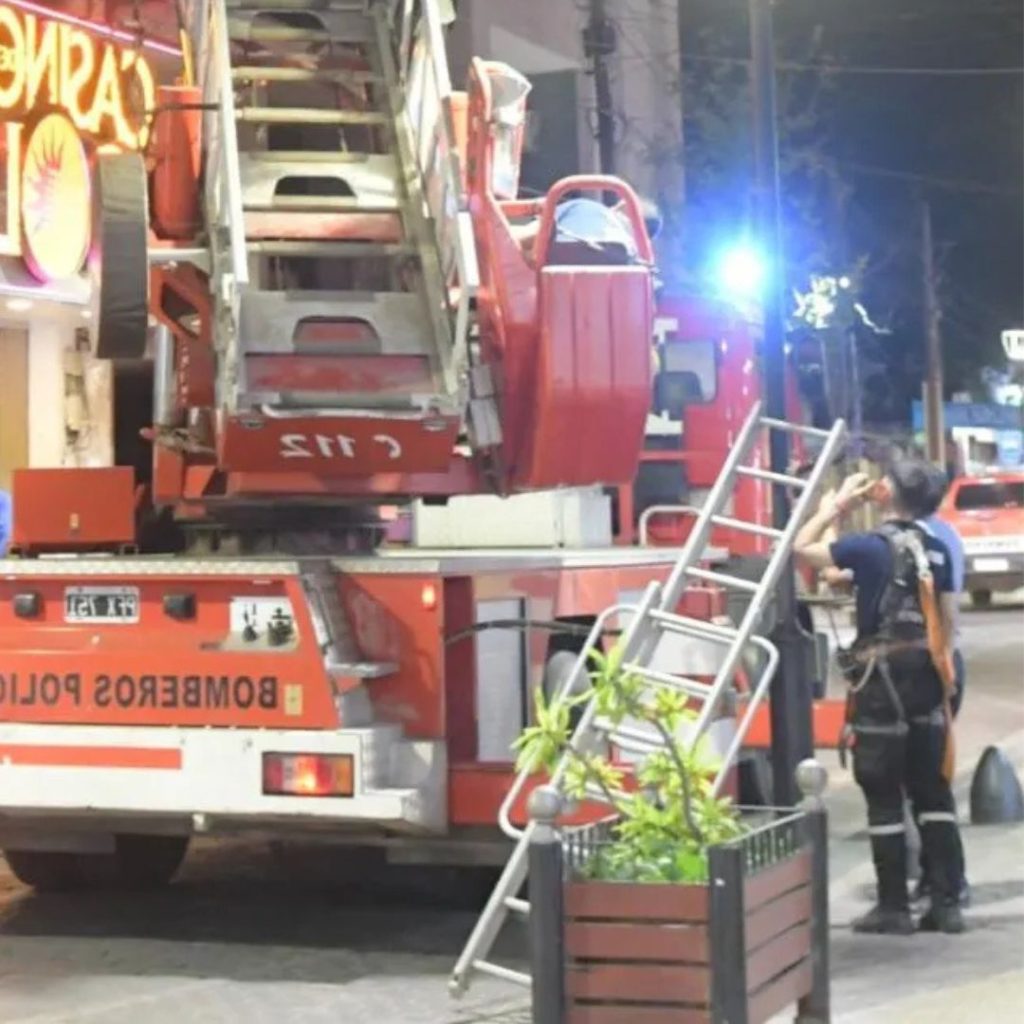 El feroz viento desprendió una estructura y generó caos en calle Libertad
