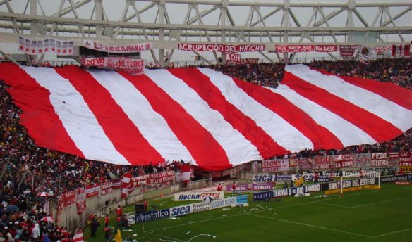 Un hincha de Estudiantes cumplió su promesa al Señor de Mailín