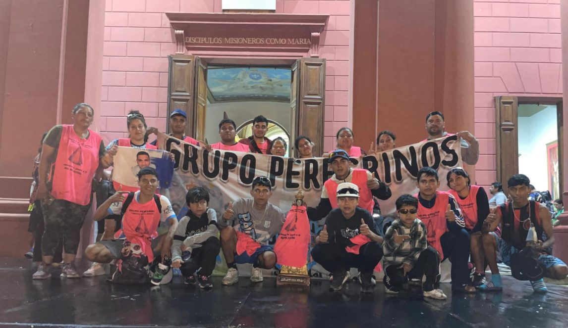 Peregrinación bajo la lluvia: emoción y fe de la agrupación “Amigos de la Virgen” en su llegada desde Santiago del Estero