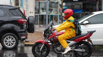 FOTOS | Las postales de una mañana pasada por agua en la Madre de Ciudades